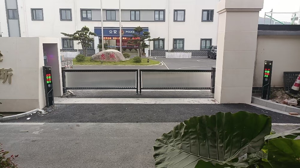 对开广告道闸+车牌识别落地案例